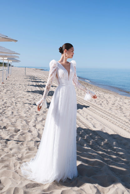 Olifer A-line Deep V-neck Off-white Wedding dress