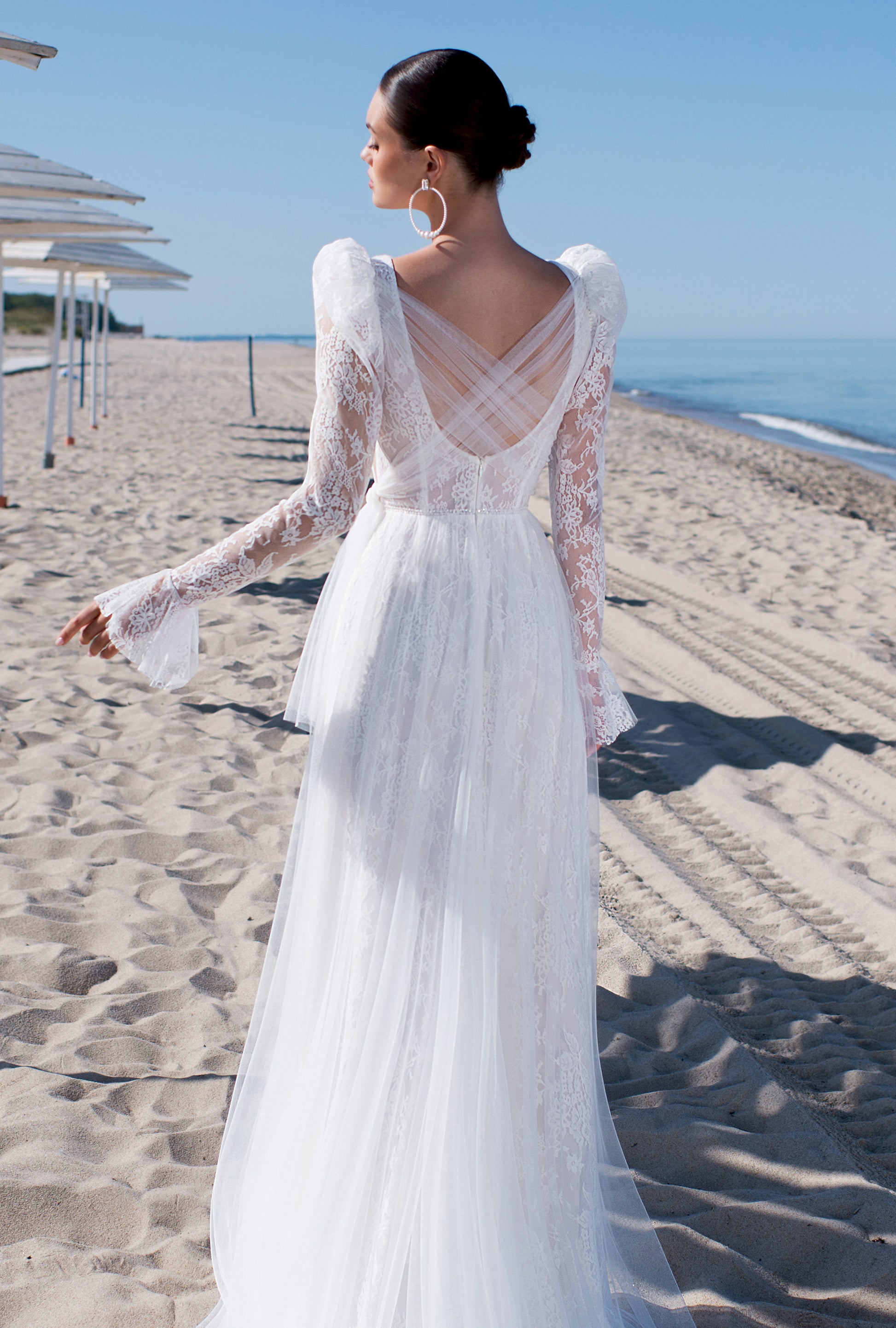 Olifer A-line Deep V-neck Off-white Wedding dress