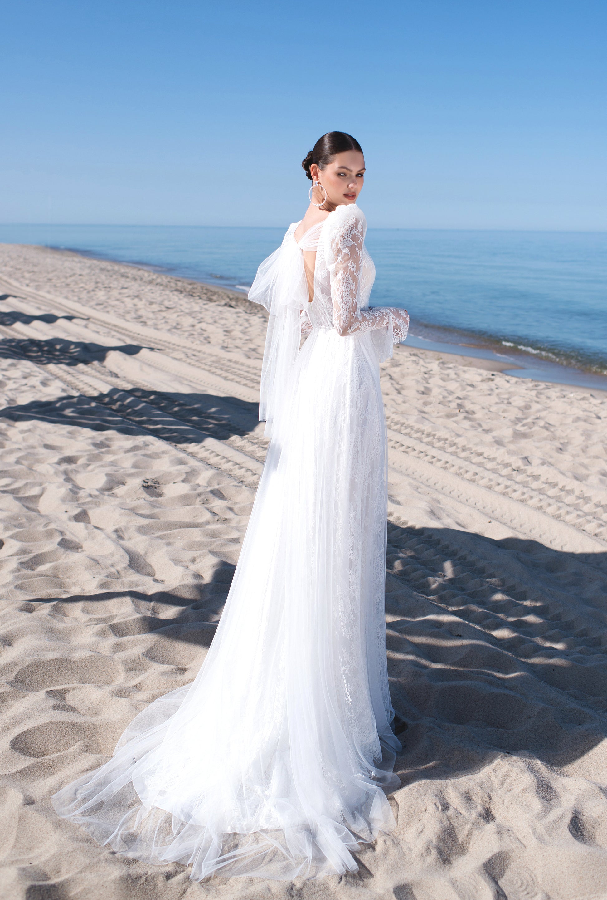 Olifer A-line Deep V-neck Off-white Wedding dress