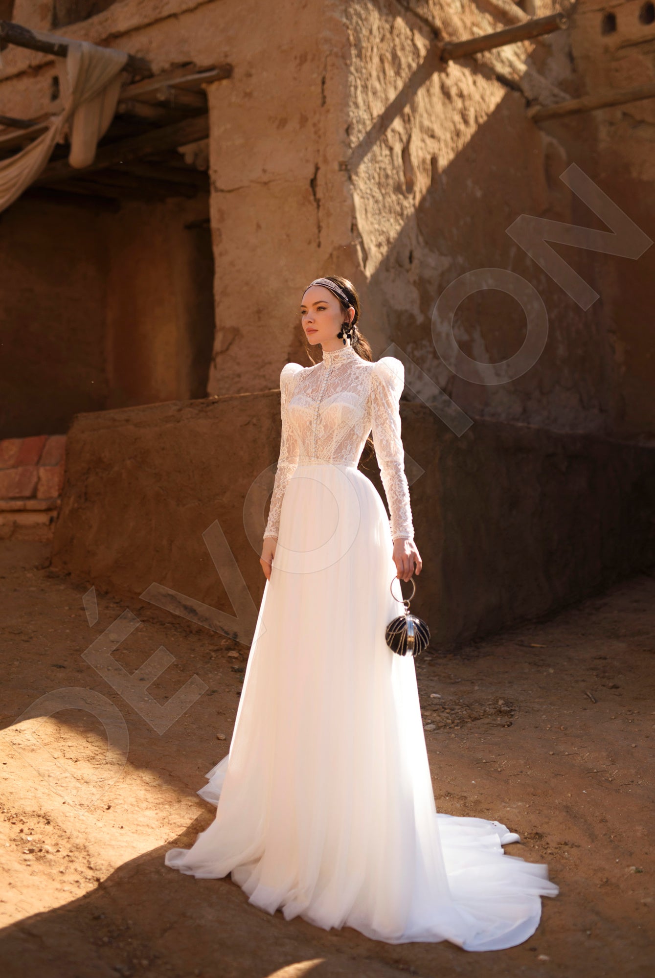 Milusa A-line Hight Neck Off White Wedding dress