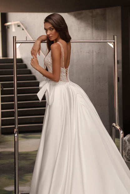 Victoria Trumpet/Mermaid V-neck Ivory Wedding dress