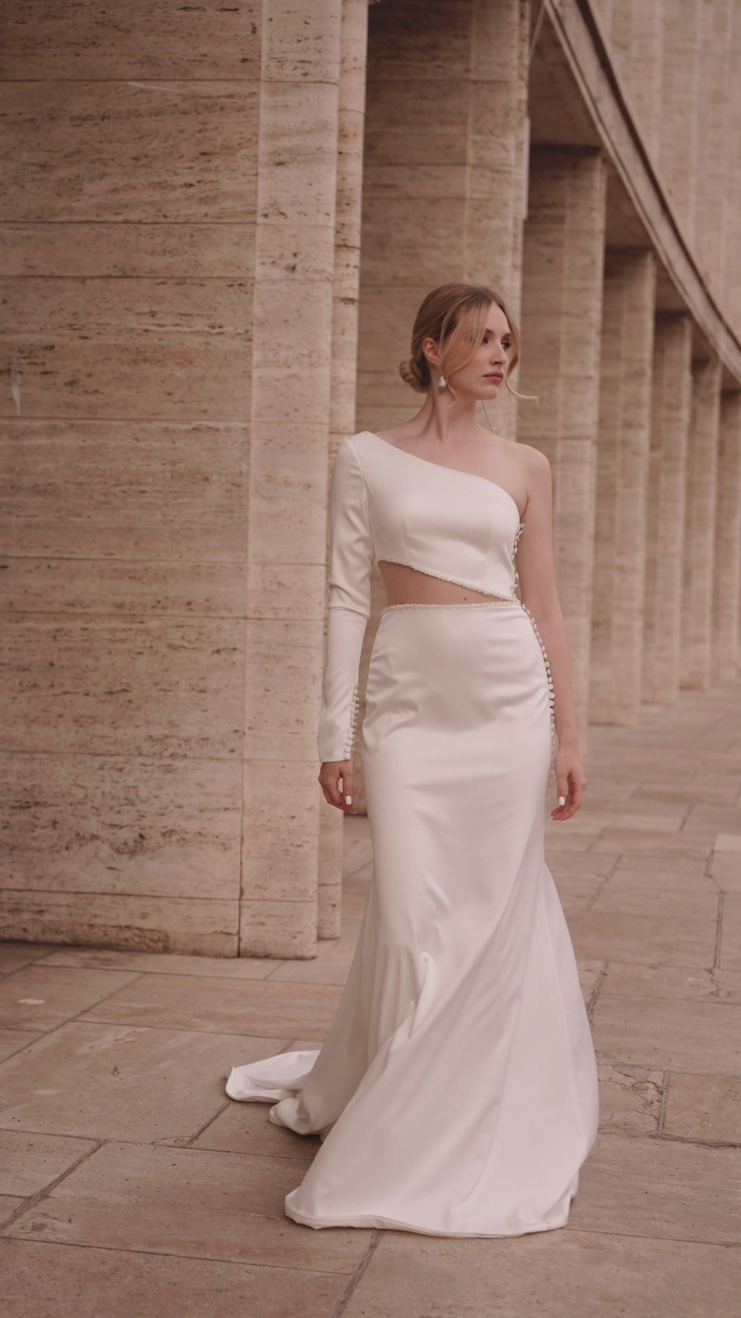 Infinita Trumpet/Mermaid Asymmetric/One shoulder Ivory Wedding dress video