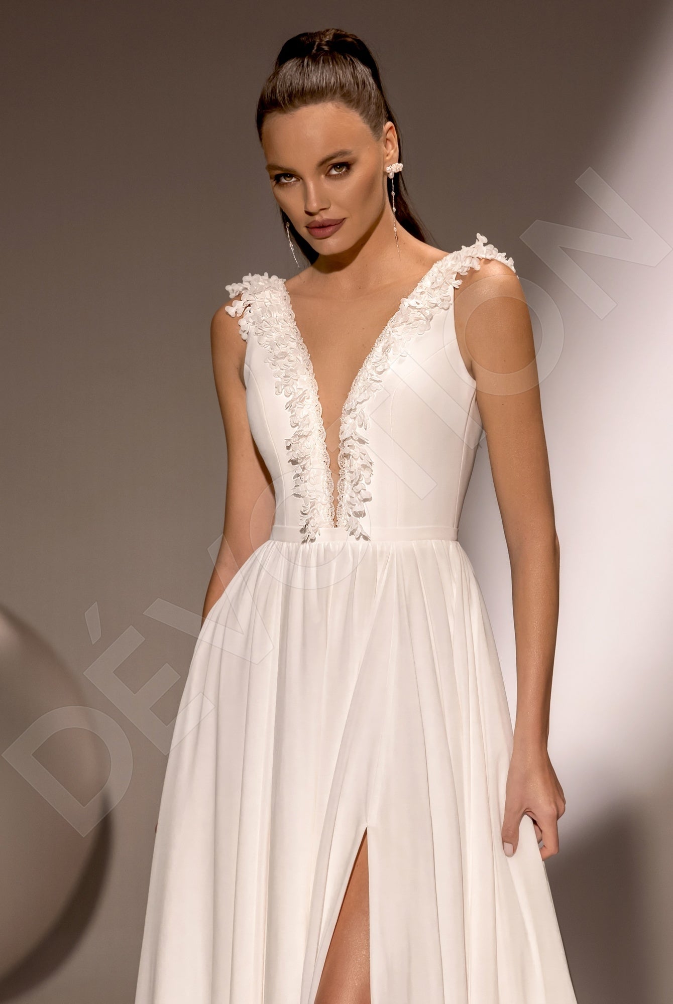 Donna A-line Deep V-neck Ivory Wedding dress