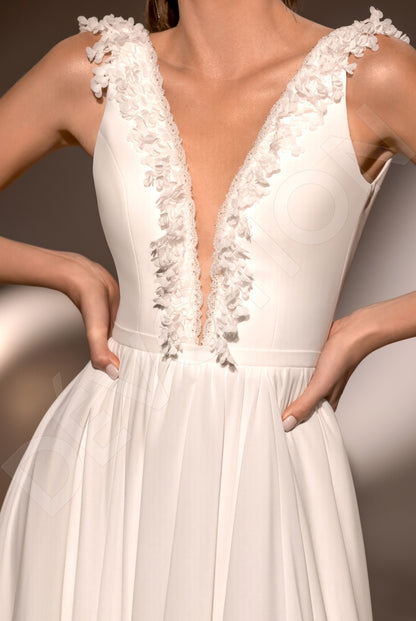 Donna A-line Deep V-neck Ivory Wedding dress