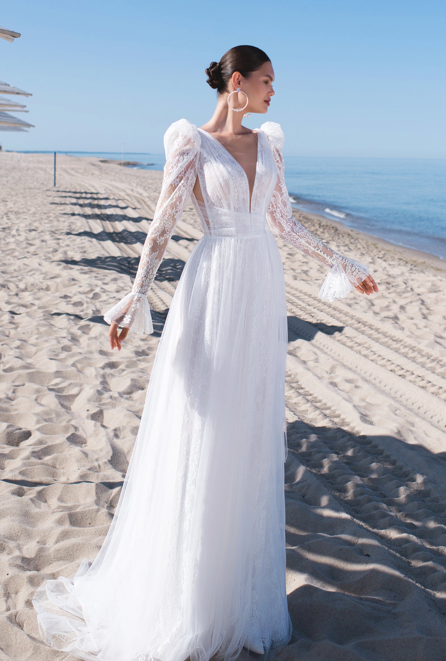 Olifer A-line Deep V-neck Off-white Wedding dress