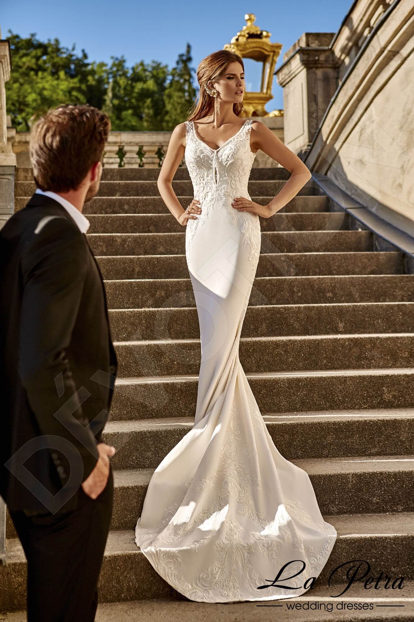 Vinettia Trumpet/Mermaid V-neck Milk Wedding dress