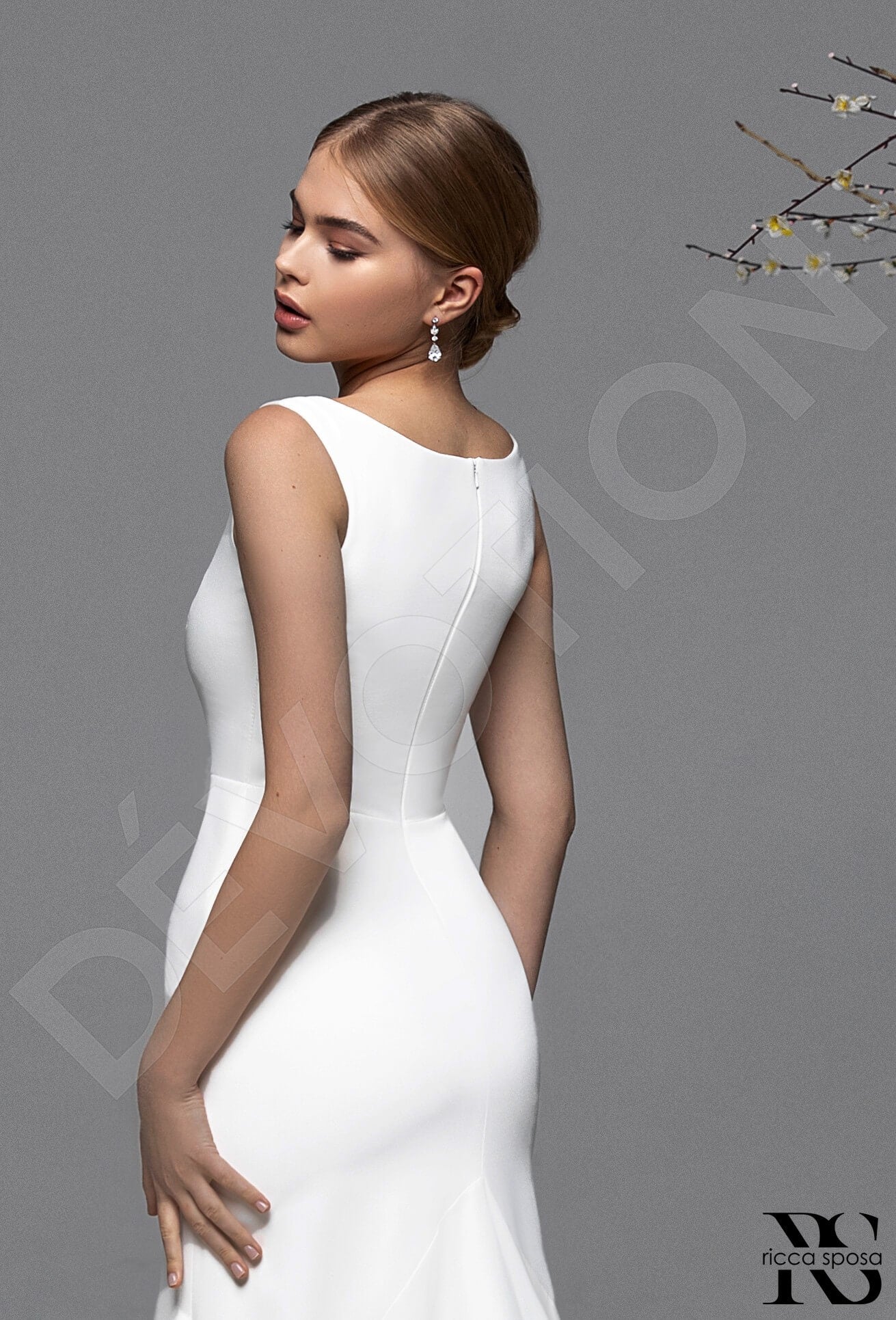 Laura Full back Sheath/Column Sleeveless Wedding Dress 3