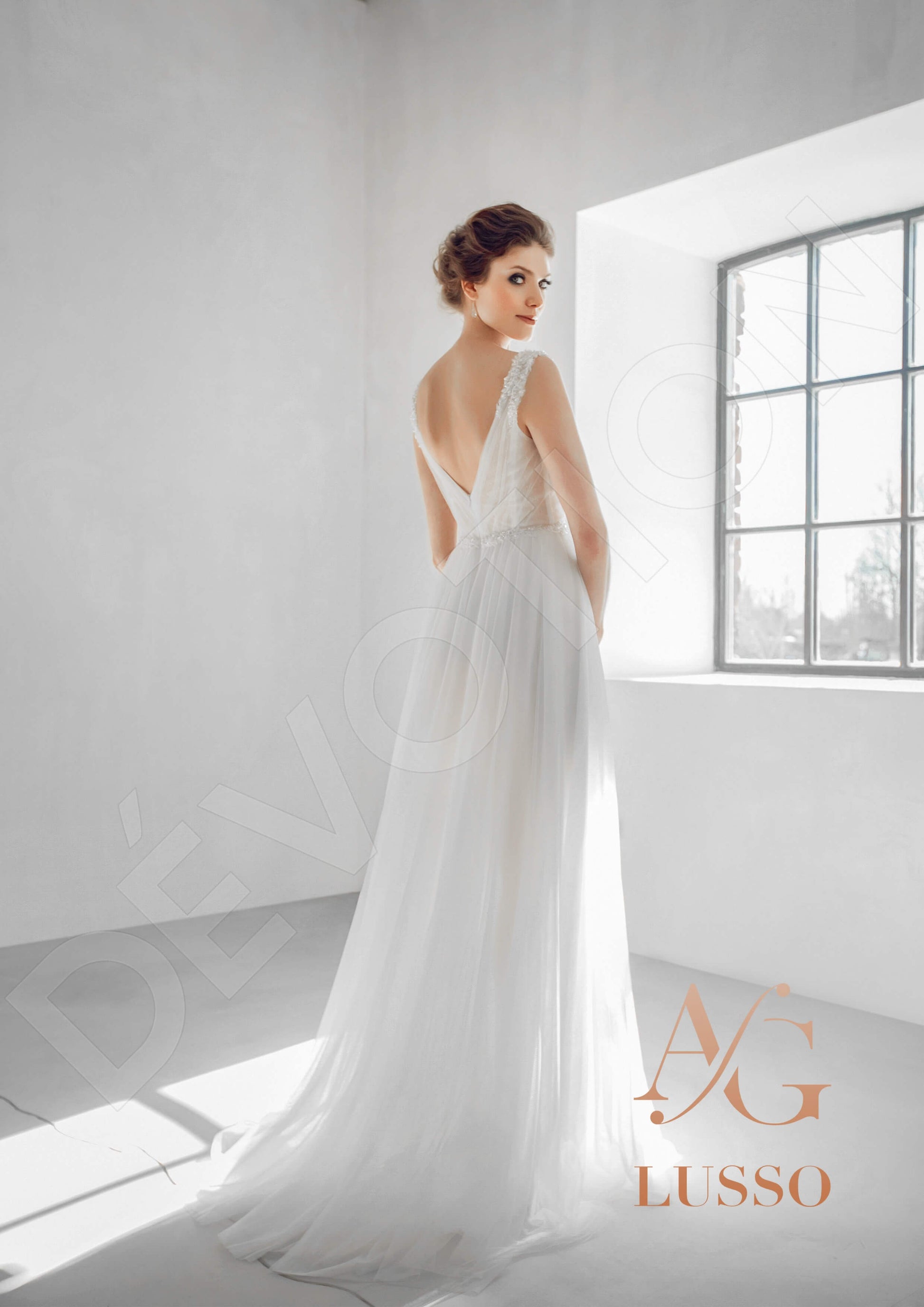 Chloelini Sheath/Column V-neck Mediumivory Wedding dress