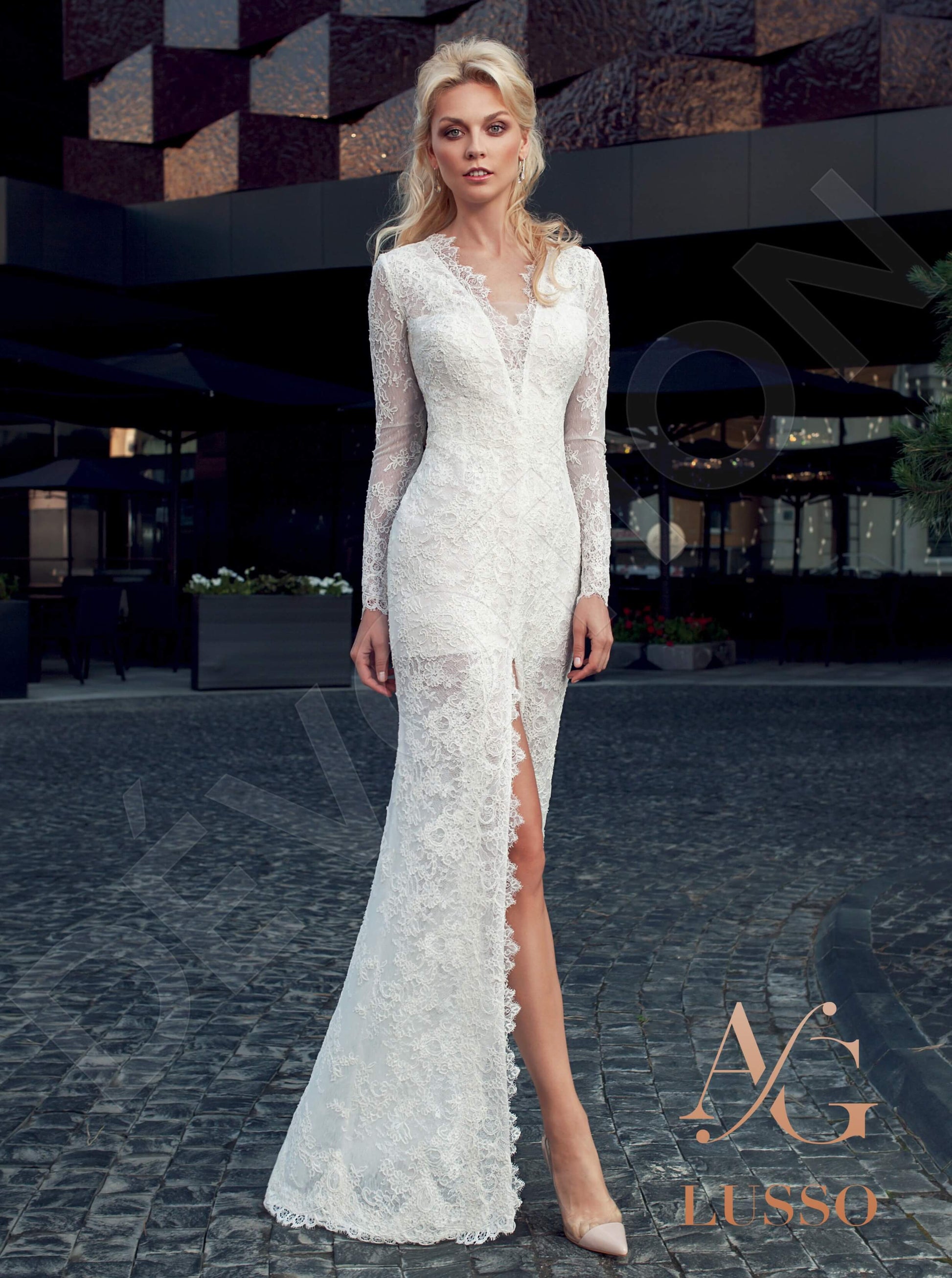 Olemara Trumpet/Mermaid V-neck Ivory Champagne Wedding dress